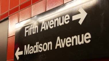 New York metro istasyonu içi. Beşinci cadde, Madison Bulvarı yazı tabelası. Manhattan yeraltı metropolü. Birleşik Devletler metro nakliye navigasyonu. Bilgi tabelası, kamu yolcu treni. Şehir merkezinde..