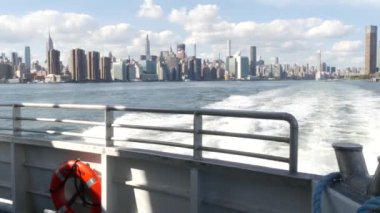 Feribottan New York City silueti. Manhattan şehir merkezinde, feribottan yükselen gökdelenler. Doğu nehri kıyısı manzarası, ABD mimarisi. Empire State, Chrysler Binası. Kamu güvenliği can simidi.