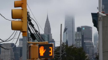 New York caddesi kavşağı, sarı trafik ışığı, ulaşım yolu kavşağı, Birleşik Devletler. Chrysler Binası. Queens, Long Island 'da. Manhattan şehir merkezi, New York şehir merkezi, gökdelenler