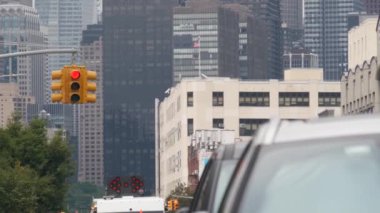 New York caddesi kavşağı, sarı trafik ışığı, ulaşım yolu kavşağı, Birleşik Devletler. Mimarlık. Queens, Long Island 'da. Manhattan şehri, şehir merkezi, gökdelenler.