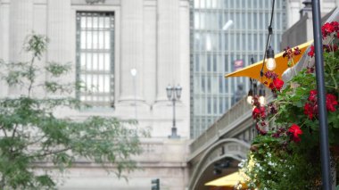 New York Şehri Grand Central Terminal İstasyonu, 42. Sokak. Manhattan Midtown 'da. Pershing Meydanı 'ndaki Köprü, NYC, ABD. Amerikan şehir sahnesi, Birleşik Devletler. Ampul çelengi, şemsiyeler ve çiçekler..