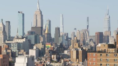New York City Manhattan siluet şehri. Empire State Binası. Çatı, evler, çatılar. Emlak, şehir mimarisi, Birleşik Devletler sokakları. East Village, NYC 'den şehir merkezi..