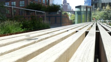 New York City High Line Greenway 'i yükseltti, Manhattan Midtown, ABD. Şehir parkındaki insanlar. Bahçedeki yeşillikte gezinti. Amerikan sokak hayatı, Hudson Yards yakınlarında Chelsea Highline. Tahta bank..