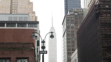 New York City Manhattan Midtown 34 sokak mimarisi. Empire State binası, ABD 'de ikonik gökdelen. Amerikan şehir manzarası, ünlü NYC kulesi, Birleşik Devletler. 9. caddenin köşesindeki fener.