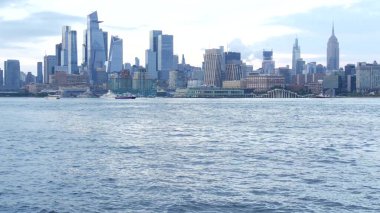 New York City rıhtımı, Manhattan Midtown Hudson Yards binaları, nehir manzaralı gökdelenler. Hoboken, New Jersey 'deki Pier A Park' tan rıhtım manzarası. Birleşik Devletler mimarisi. Hudson Nehri.