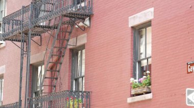 New York City klasik bina mimarisi, Manhattan, ABD. Şehir dışındaki konutlar. Birleşik Devletler 'de gayrimenkul. Tipik kırmızı tuğla cephesi. Yangın çıkışı, acil merdiven çıkışı..