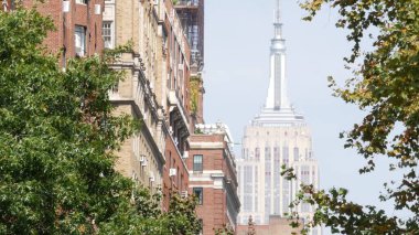 New York City Manhattan Midtown sokak mimarisi. Empire State binası, ABD 'de ikonik gökdelen. Amerikan şehir manzarası, ünlü NYC kulesi, Birleşik Devletler. Beşinci 5. Cadde. Greenwich Köyü.