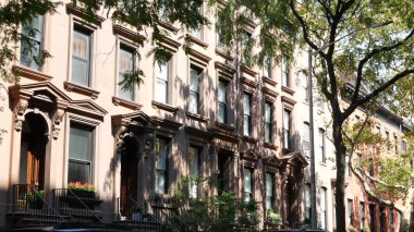 New York City konak binası, Brooklyn Heights yerleşim bölgesi, ABD. Brownstone şehir mimarisi, bağlı ev. Amerika Birleşik Devletleri emlak, Amerikan mülkü, New York 'ta apartmanlar ve evler.