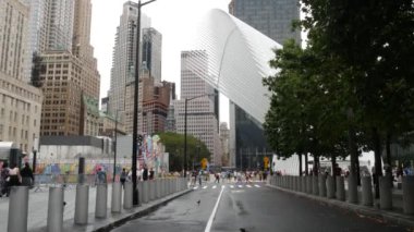 New York, Birleşik Devletler - 10 Eylül 2023: Manhattan Şehir Merkezi Finans Bölgesi. Dünya Ticaret Merkezi Oculus 'un yakınındakiler. Anma havuzları ve 911 Müzesi, Fulton Caddesi mimarisi. Ağaçlar.