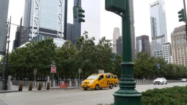 New York, Birleşik Devletler - 10 Eylül 2023 Manhattan Financial District caddesi kavşağı. Şehir trafiği. İnsanlar yayalar. Dünya Ticaret Merkezi. Sarı taksi..