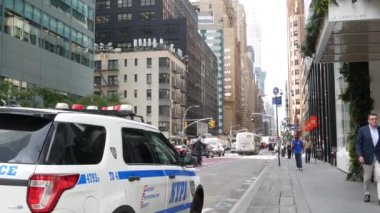 New York, Birleşik Devletler - 11 Eylül 2023: polis devriye arabası, ABD NYPD, 911 aracı, Manhattan şehir merkezi sokak trafiği. Lexington Bulvarı 'ndaki Amerikan polis arabası. Şehir yolu taşımacılığı. Chrysler Binası.