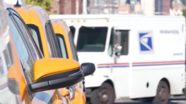 New York, Birleşik Devletler - 1 Eylül 2023: Queens caddesinde sarı taksi durakları. Long Island Bulvarı 'nda taksi. Madalyon taksi. Manhattan şehir merkezi siluet şehri. Yüksek binalar