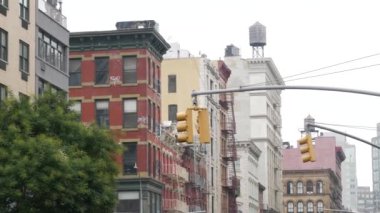 New York, Birleşik Devletler - 6 Eylül 2023: cadde kavşağı, sarı trafik ışığı, yol kavşağı. Mimarlık. Çatı su kulesi, tank. Kırmızı kahverengi tuğla ev. Manhattan Midtown, Soho.