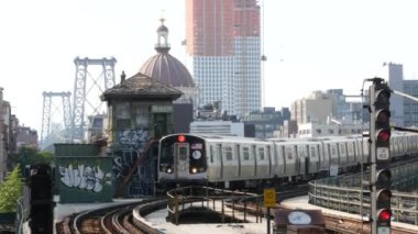 New York City, ABD - 7 Eylül 2023 Metro İstasyonu. Metro treni, toplu taşıma platformu. Yükseltilmiş New York demiryolu Marcy Av, Brooklyn yolcu demiryolu trafiği, Williamsburg Köprüsü