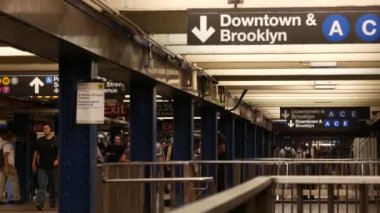 New York, ABD - 31 Ağustos 2023 Manhattan metro istasyonu içi, yeraltı metropolitan transferi. Toplu taşıma. Tren yolu değiştirme merkezi, yolcu trafiği. Millet, Brooklyn tabelası.