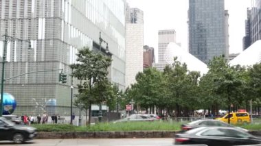 New York City, ABD - 10 Eylül 2023: Manhattan Downtown Financial District sokak mimarisi. Dünya Ticaret Merkezi gökdelen binası, ABD. American 911 Memorial Havuz Parkı. Brookfield yeri.