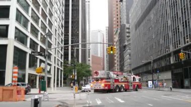New York, ABD - 9 Eylül 2023: NYFD arabası, ABD itfaiye kamyonu, Amerikan itfaiyeci aracı veya itfaiye aracı. New York Water Caddesi. Manhattan Merkez Finans Bölgesi. Taksi! Taksi!