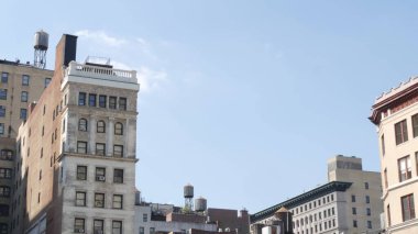 New York City Broadway, Manhattan şehir merkezi Union Square binası mimarisi. Şehir dışındaki konutlar. ABD 'de gayrimenkul. Tipik tuğla cephesi. Çatıdaki su kulesi, çatıdaki tank..