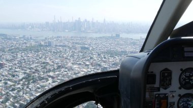New York Şehri helikopter kabin uçuşu, ABD Manhattan üzerinde uçan helikopter kokpiti. Ekstrem turizm, ABD seyahati. Kamera titriyor. New Jersey 'den Hudson Yarda manzarası. Kirli sis, kirli hava