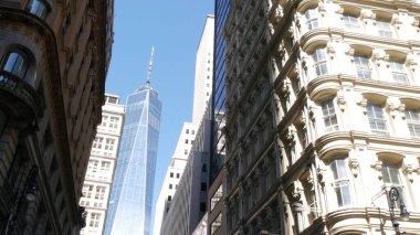 New York City Aşağı Manhattan, Downtown Finans Bölgesi mimarisi, Birleşik Devletler. Bir Dünya Ticaret Merkezi gökdelen binası, Fulton Caddesi, ABD. Amerikan şehir manzarası. New York 'taki WTC Özgürlük Kulesi.