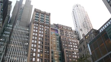 New York City Manhattan Midtown binası mimarisi, ABD 'de şehir sokağı. Broadway ve Bryant Park yakınlarındaki 42. Cadde 'de evleri olan evler, ABD' deki emlak mülkleri. Gerçeklik