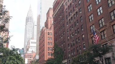 New York City Manhattan Midtown 42 sokak mimarisi. Chrysler binası, ikonik gökdelen, Lex Lexington Bulvarı, ABD. Amerikan kentsel konutları kırmızı tuğlalı ev, NYC kulesi, ABD.