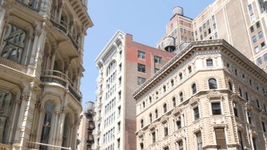 New York City Broadway, Manhattan şehir merkezi klasik bina köşe mimarisi. Şehir dışındaki konutlar. ABD 'de gayrimenkul. Tipik tuğla cephesi. Çatıdaki su kulesi, çatıdaki tank..