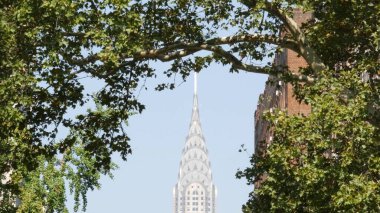 New York City Manhattan Midtown mimarisi. 42 caddedeki Chrysler binası, ABD gökdeleninin simgesi. Meşhur Amerikan Kulesi, New York Birleşik Devletleri. Lexington Bulvarı, Irving St. Gramercy Park Ağaçları