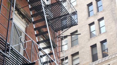 New York City klasik bina mimarisi, Manhattan, ABD. Şehir dışındaki konutlar. Birleşik Devletler 'de gayrimenkul. Tipik kırmızı tuğla cephesi. Yangın çıkışı, acil merdiven çıkışı..