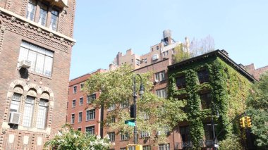New York City klasik bina köşe mimarisi. Şehir dışındaki konutlar. ABD 'de gayrimenkul. Tipik tuğla cephe, Irving Pl, Manhattan Midtown. Çatıdaki su kulesi. Yeşil Duvar.