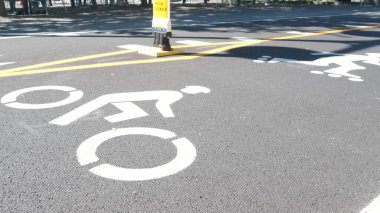 Bisiklet şeridi asfalt levhası, New York. Bisiklet yolu, bisikletçiler için bisiklet yolu, Manhattan. Patenler ve patenler için harika bir yol. Eğlence amaçlı spor etkinliği altyapısı, motosiklet bisikleti, ABD.