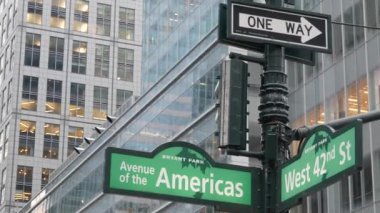New York City kavşağı, 42 sokak kavşağı tabelası. 6. Cadde, Amerika Bulvarı, Midtown İş Bölgesi, New York, Bryant Park. Yükselen gökdelen mimarisi, tek yönlü metin yol işareti.