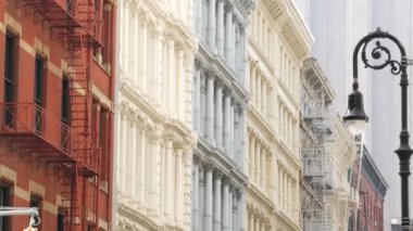 Broadway caddesi yakınlarındaki New York City Manhattan Soho moda bölgesi. Amerikan şehir binası cephesi, eski klasik Amerikan mimarisi. New York, Amerika 'dan alışveriş. İş ve konut mülkleri.