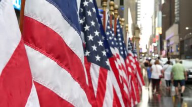 New York, sıra sıra Amerikan bayrakları. Broadway Times Meydanı yakınlarındaki Manhattan şehir merkezi, Rockefeller metrosu. 48. Cadde 'deki insanlar. Özgürlük, demokrasi, özgürlük ve vatanseverliğin sembolü. Yağmurlu 11 Eylül