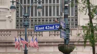 New York City Grand Central Terminali, 42 sokak, Park Avenue, Pershing Square mimarisi. Şehir merkezi, demiryolu ulaşımı. New York kavşağı, kavşak işareti, Amerikan bayrağı.
