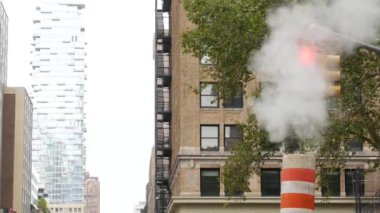 Buhar sızıntısı, New York Şehri Kilisesi, Fulton Caddesi, turuncu buhar boruları. Sıcak duman piposu. Con Edison Buhar Operasyonları Sistemi, Manhattan şehir merkezi finans bölgesi mimarisi. Trafik ışığı