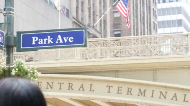 New York City Grand Central Terminali, 42 sokak, Park Avenue, Pershing Square Köprüsü mimarisi. Şehir merkezi, demiryolu ulaşımı. Amerikan bayrağı, New York kavşağı, kavşak işareti