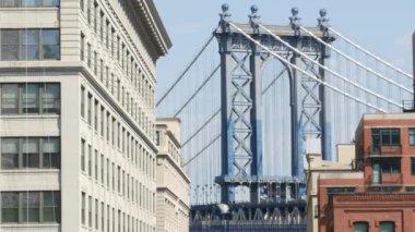 Brooklyn Köprüsü 'nden New York City Manhattan Köprüsü manzarası. Kırmızı kahverengi tuğlalı bina pencereleri. Klasik NYC mimarisi. Brooklyn 'deki ABD gayrimenkulleri.