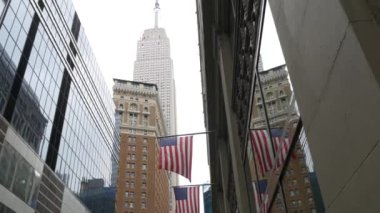 New York, Amerikan bayrağı dalgalanması. Empire State Binası. Manhattan şehir merkezi caddesi, Broadway. Özgürlük, demokrasi, özgürlük ve vatanseverliğin sembolü. Star Spangled Banner, Eski Zafer. Yıldızlar ve Çizgiler