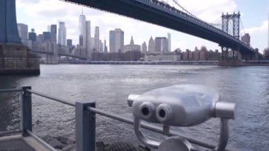 New York City Manhattan Köprüsü gözcüsü, kule görüntüleme dürbünü, Brooklyn, Dumbo, ABD. Şehir merkezindeki rıhtım manzarası, gökdelen silüeti. Riverfront turizm güvertesi, East River. Dünya Ticaret Merkezi.