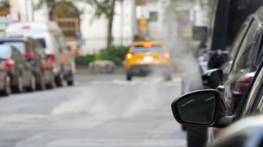 Rögar kapağından sıcak duman, Con Edisons Buhar Sistemi New York, ABD 'de. Yol buharı. Kunduz Sokağı, NYC Şehir Merkezi Finans Bölgesi, Manhattan, ABD. Şehir manzarası. Sarı taksi, Broadway..