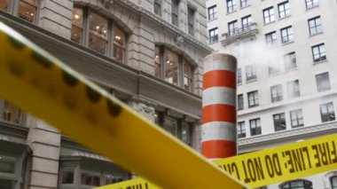 New York caddesinde buhar sızıntısı, turuncu buhar borusu yığını. Pipo dumanı. Con Edisons Buhar Operasyonları Sistemi, 5. Cadde, Manhattan Midtown. Sarı uyarı bandını geçmeyin.