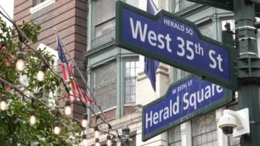 New York City kavşağı, Manhattan Broadway sokak kavşağı tabelası. New York şehir merkezi mimarisi, Herald Square Park, 6. Cadde, ABD. Amerikan bayrağı. Tek yönlü ok işareti.