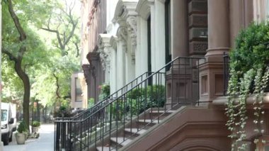 New York City konak binası, Brooklyn Heights yerleşim bölgesi, ABD. Brownstone şehir mimarisi, bağlı ev. Amerika Birleşik Devletleri emlak, Amerikan mülkü, New York 'ta apartmanlar ve evler.