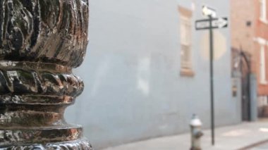 New York tek yönlü kavşak, Minetta caddesi kavşağı tek yönlü ok işareti. Manhattan Greenwich Village konut mimarisi, NYC, ABD. Mavi tuğla duvar, yangın musluğu.