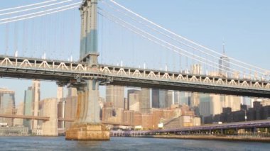 New York City Manhattan Köprüsü 'nden Brooklyn' e. Şehir merkezindeki liman kenti, 35. İskeleden ABD finans bölgesi gökdeleni. Doğu nehri ikonik manzarası, nehir kıyısında sabah gün batımı. Dünya Ticaret Merkezi