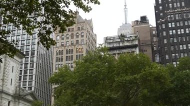 New York, Manhattan Midtown Bryant Parkı 42 sokak ve 5. Cadde köşesi, Birleşik Devletler. Amerika 'da NYC' nin simgesi. Parkın bahçesinde ağaçlar yeşillik. Binalar.