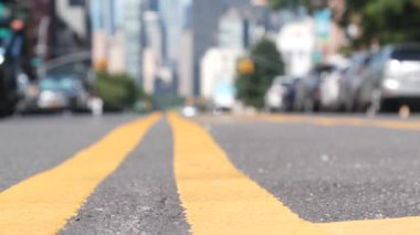 New York City silueti, Manhattan şehir merkezi manzarası. Queens, Long Island, Hunters Point, ABD 'den gökdelenler. Sokakta arabalar, sarı ayrım çizgisi, yol işaretleri. Birleşik Devletler mimarisi.