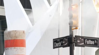 Buhar sızıntısı, New York Şehri Kilisesi, Fulton Caddesi, turuncu buhar boruları. Sıcak duman piposu. Con Edison Buhar Operasyonları Sistemi, Manhattan şehir merkezi finans bölgesi mimarisi. Trafik ışığı