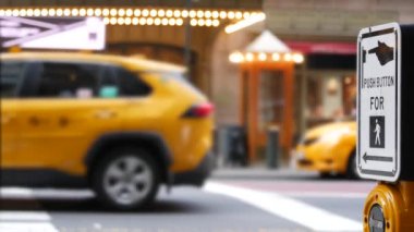 New York Şehri Grand Central Terminal İstasyonu, 42. Sokak. Manhattan Midtown 'da. Sarı taksi, New York, ABD 'de araba nakli. Amerikan şehir trafiği, yayalar. Zebra yaya geçidi düğmesi.